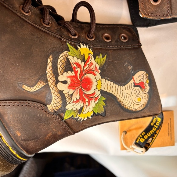 *RARE* DR MARTENS Sz 9 Tattoo Decals Combs Leather Combat Style Boots - Picture 9 of 15